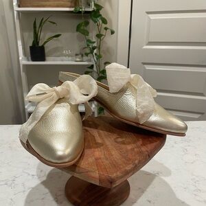 Esquivel Grace Slide Mules‎ Womens Size 9 Gold Leather With Crepe Bows USA